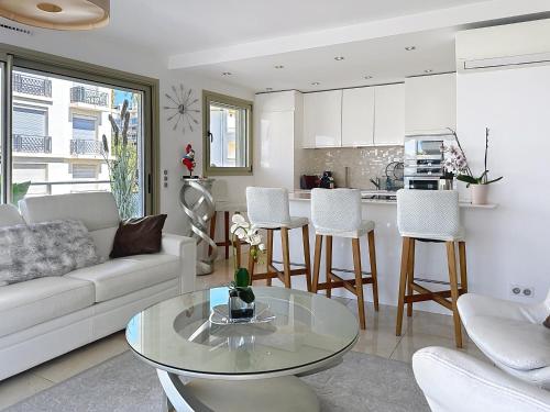 Bright 2-Bedroom apartment with terrace & parking
