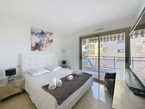 Bright 2-Bedroom apartment with terrace & parking