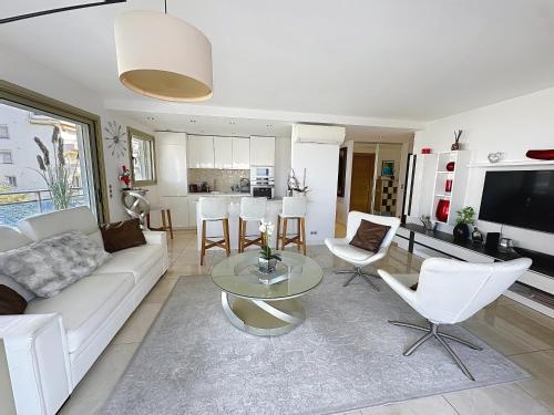 Bright 2-Bedroom apartment with terrace & parking