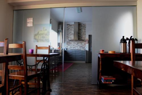 a kitchen and dining room with a table and chairs at Quinta Ribeiro Tanquinhos in Tancos