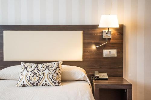 Katil atau katil-katil dalam bilik di Hospedium Hotel Triana
