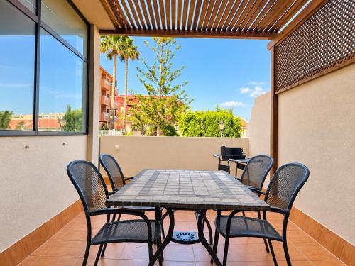 Bright House, Pool & Workspace near Medano Beach