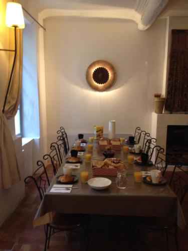 - une longue table avec de la nourriture et du jus d'orange dans l'établissement La planque, à Gruissan