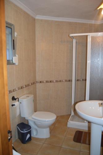 埃爾博斯克的住宿－ÁTICO CAHI，一间带卫生间和水槽的浴室