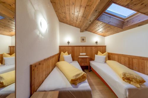een kamer met 2 bedden en een dakraam bij Linserhof Ferienappartements in Sölden