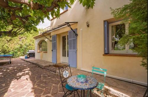 Villa 10 mn on foot from beaches, TGV station and city center with swimming pool