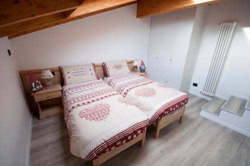 a bedroom with a bed with two pillows on it at Appartamenti Ochner in Pergine Valsugana