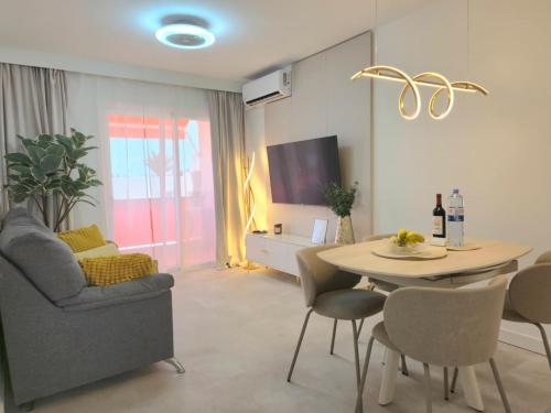 TMS Veramar2, Seafront, AC, Pool & Parking