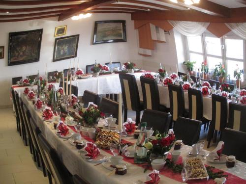 a long table in a room with tables and chairs at Adler Golf-& Tagungshotel in Harth - Pöllnitz
