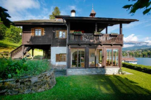 a house with a deck and a balcony at Waldstrand Berger in Seeboden
