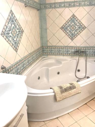 Archon Jacuzzi Luxury Apartment - 3 BDR, Stylish Jacuzzi, Chic and Relaxing, 13 km from Airport