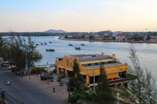 Permandangan sungai dekat dengan rumah tamu ini