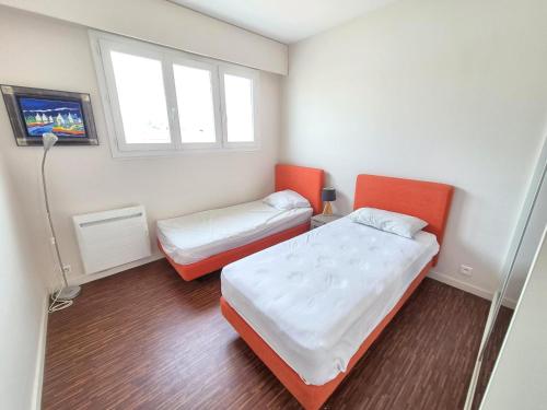 Appartement Élegant avec Balcon, Garage et WiFi en Bord de Mer