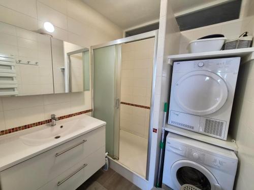 Appartement Élegant avec Balcon, Garage et WiFi en Bord de Mer