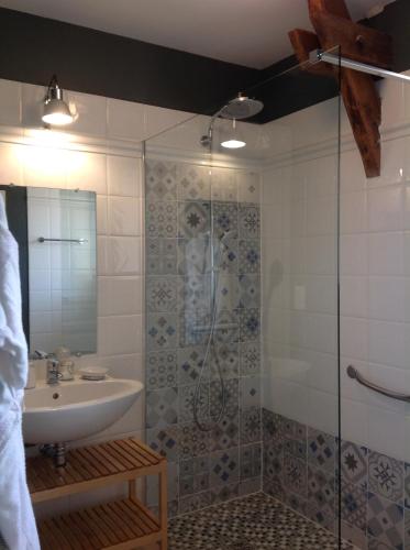 une salle de bain avec douche et lavabo dans l'établissement Le Moulin Des Fumades, à Payrignac