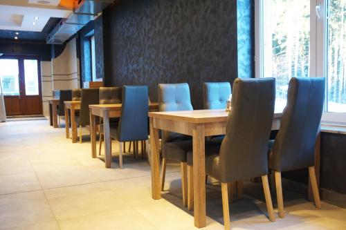 a row of tables and chairs in a restaurant at Villa Winterpol in Karpacz