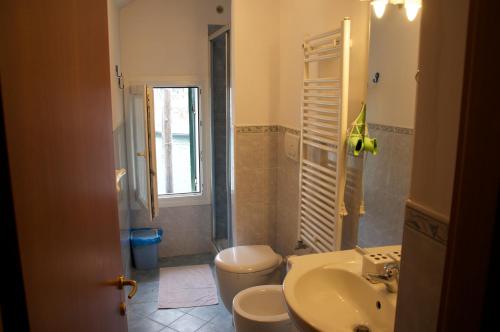 een badkamer met toilet en wastafel bij Ca' Delle Erbe in Venetië