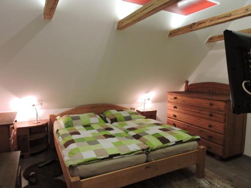 Säng eller sängar i ett rum på Gregor's Ferienhaus im Wald