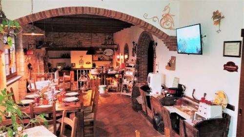 Un restaurante o sitio para comer en B&B Relais Cascina al Campaccio