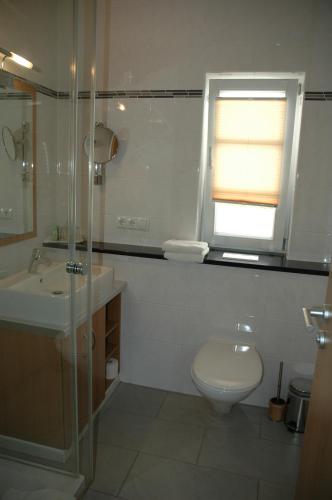 a bathroom with a sink and a toilet and a window at Ferienhaus am Brunnen in Tiefenpölz