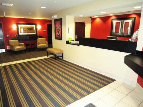 a lobby with a waiting room with a cash register and a waiting room at Extended Stay America Suites - Columbus - NE - I-270 in Gahanna