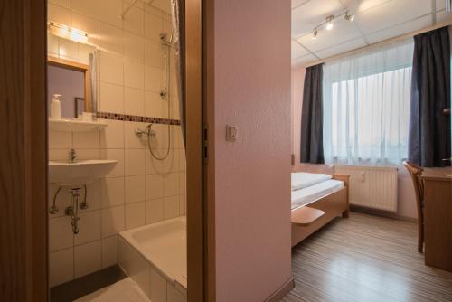 Kamar mandi di Rheinauer Hof - bed & breakfast