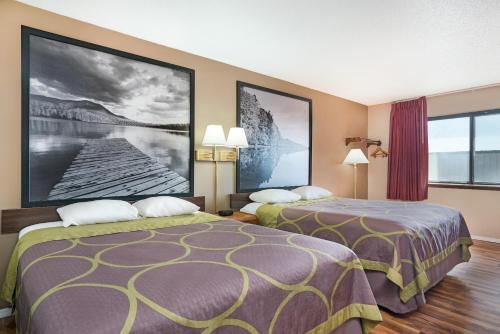 Ένα ή περισσότερα κρεβάτια σε δωμάτιο στο Super 8 by Wyndham Marshall MN