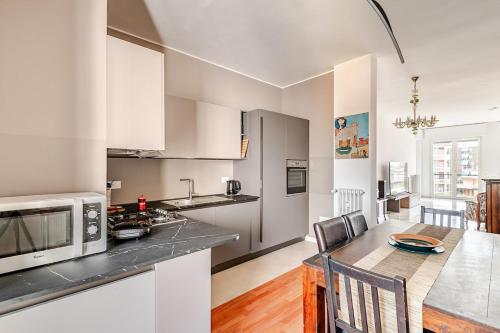 Spacious Apartment - M4 to Duomo - Free Garage