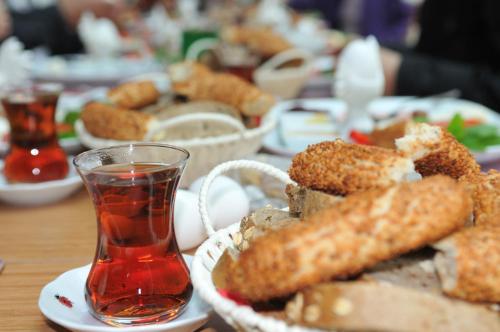 عثمان سويتس باي سيرا هاوس في إسطنبول: طاولة مع أطباق من الطعام وكأس من الشاي