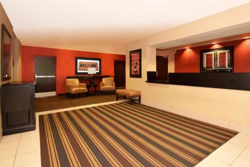 een lobby met rode muren en een wachtkamer bij Extended Stay America Suites - Portland - Scarborough in Scarborough