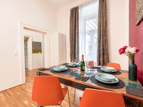 Central Apartment for 4 near City Center & Metro U2