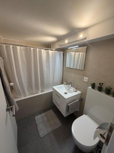 Neue Wohnung mit Balkon & nahe Bushaltestelle nach Saas-Fee