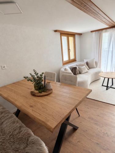 Neue Wohnung mit Balkon & nahe Bushaltestelle nach Saas-Fee
