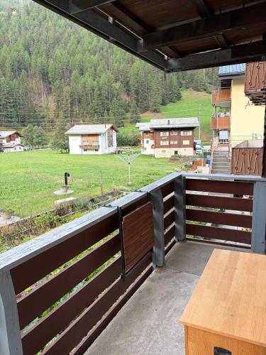 Neue Wohnung mit Balkon & nahe Bushaltestelle nach Saas-Fee