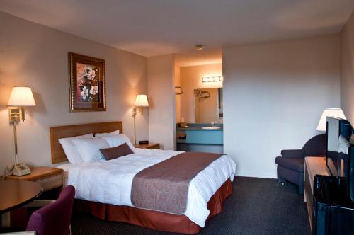 een hotelkamer met een bed en een woonkamer bij Regency Inn Eureka Springs in Eureka Springs