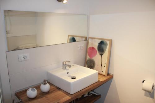 ナポリにあるLa Maisonetteのバスルーム(白い洗面台、鏡付)