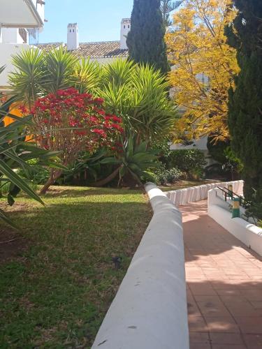 Pool-View Apartment with Terrace & Lift in Pueblo del Parque