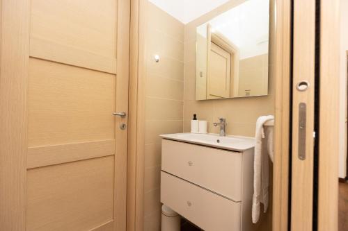 GuestHost - Roomy Apartment in Rome's Centre