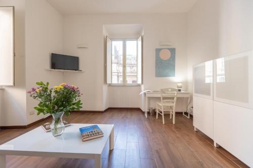 GuestHost - Roomy Apartment in Rome's Centre