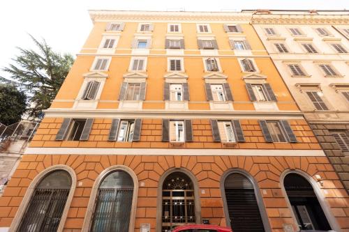 GuestHost - Roomy Apartment in Rome's Centre