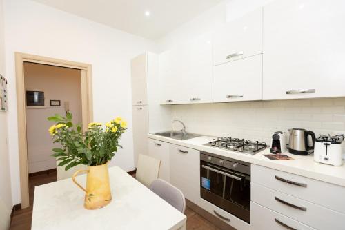 GuestHost - Roomy Apartment in Rome's Centre