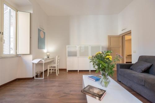 GuestHost - Roomy Apartment in Rome's Centre