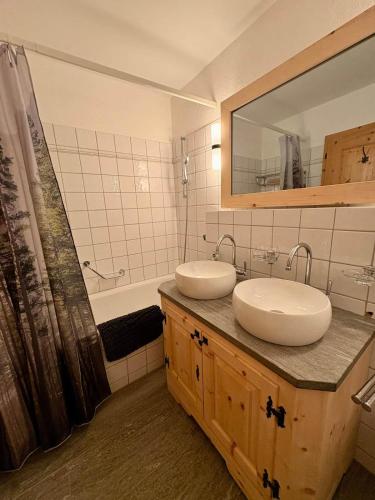 Cosy apartment, private garden with mountain views