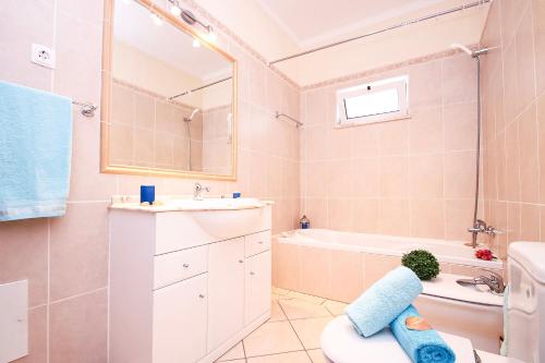 Villa Bella Vista - moradia elegante com piscina aquecível e jacuzzi na Galé, Albufeira