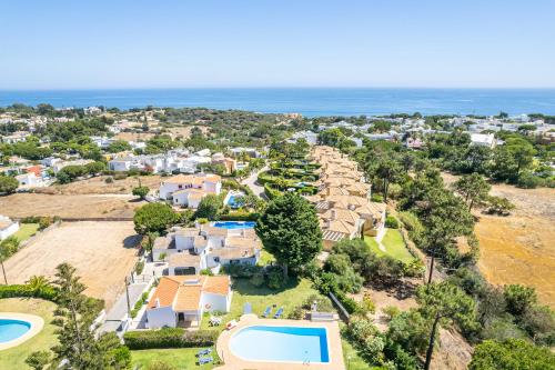 Villa Bella Vista - moradia elegante com piscina aquecível e jacuzzi na Galé, Albufeira