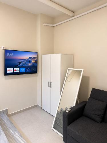 Basement Studio for 3 people Athens center
