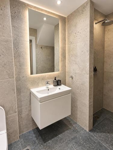 Basement Studio for 3 people Athens center