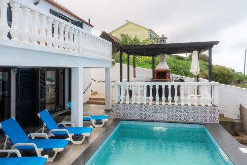 BLUE OCEAN COTTAGE with private heated Pool