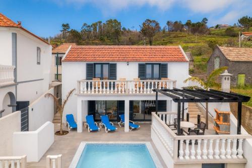 BLUE OCEAN COTTAGE with private heated Pool
