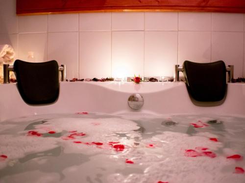 a bathtub full of blood with two chairs in it at Hotel & Spa Las Taguas in Arica